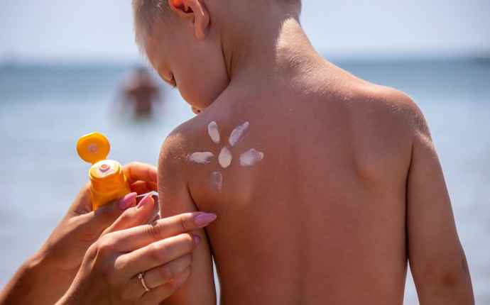 Undgå solskoldning på stranden